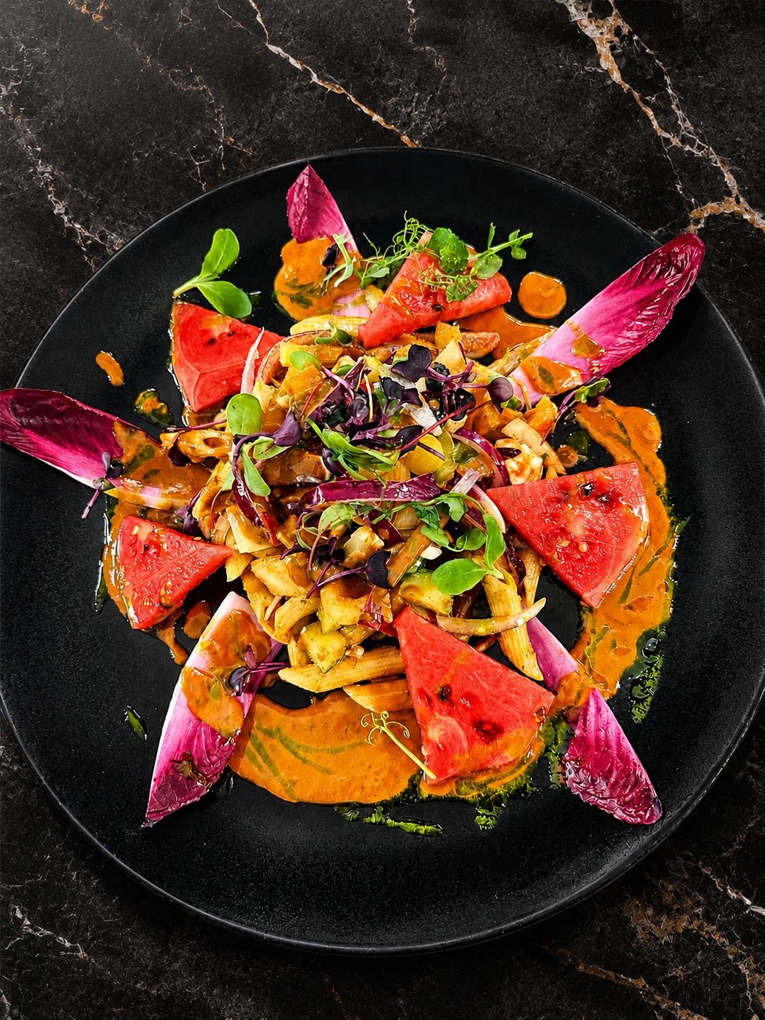 Salade méditerranéenne aux tomates et pâtes, sauce corail
