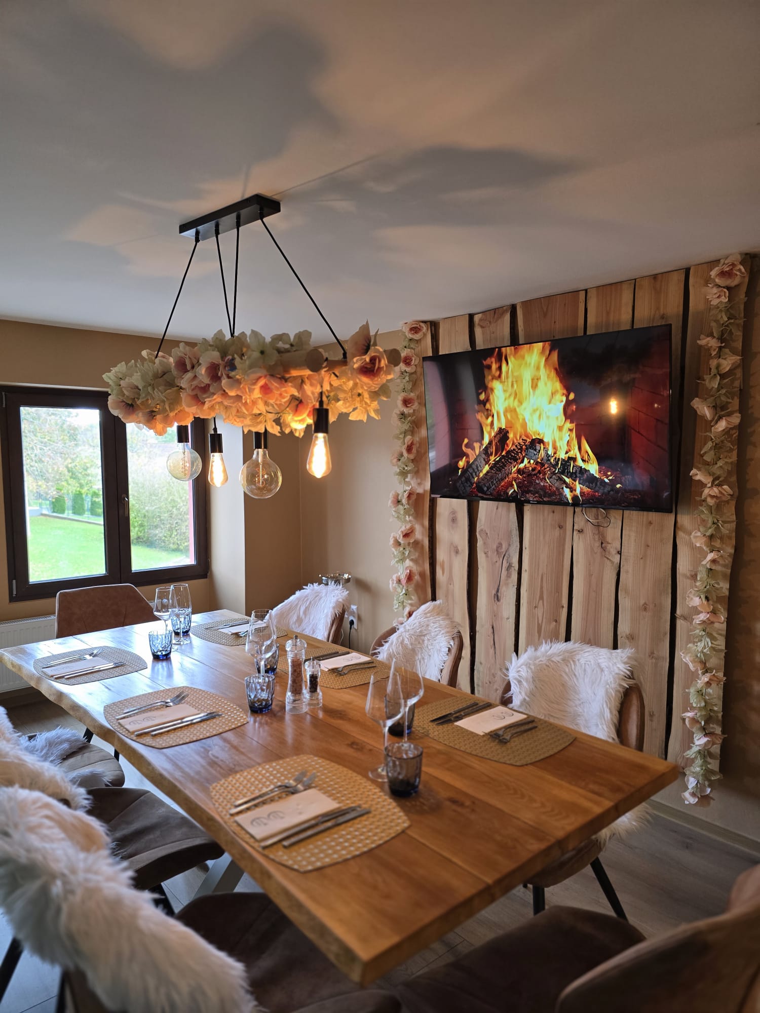 Salon privatif avec cheminée et décoration florale